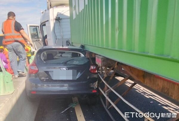 聯結車國一爆胎！轎車被撞成夾心鐵餅　她嚇壞驚坐水泥護欄