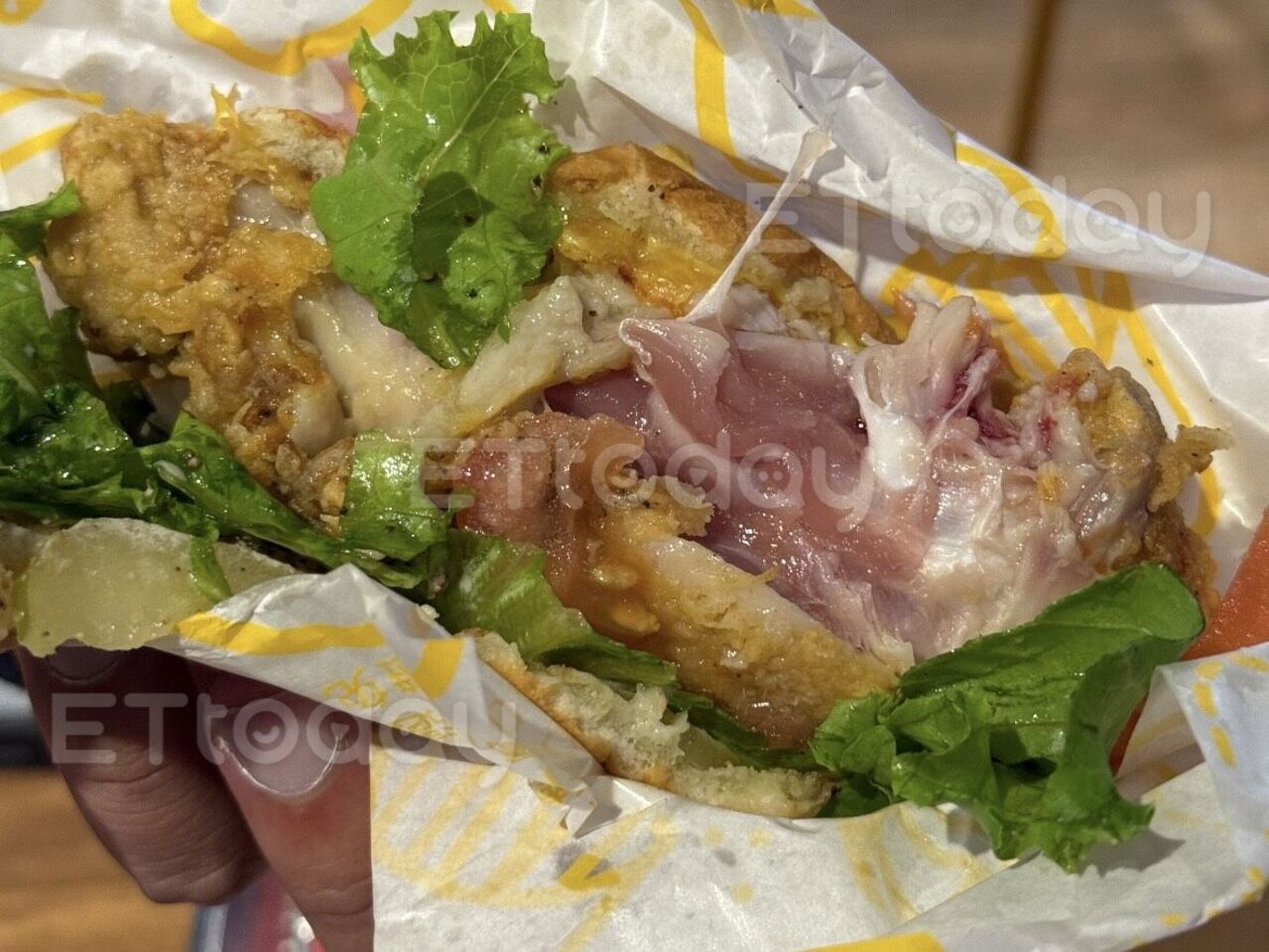 獨／頂呱呱炸雞堡出包！他咬下牽絲「驚見整塊生肉」：超級扯