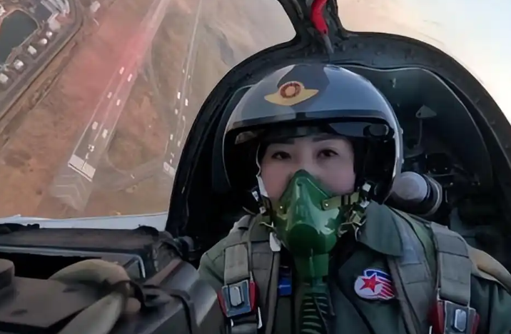 北韓首次「罕見公開」女飛官亮相　空軍80周年開蘇-25特技飛行