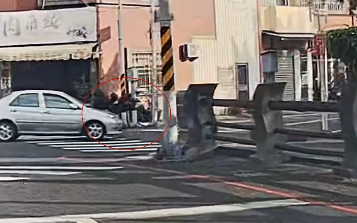驚險畫面曝！台南行人走斑馬線被轎車撞飛　警調監視器開罰