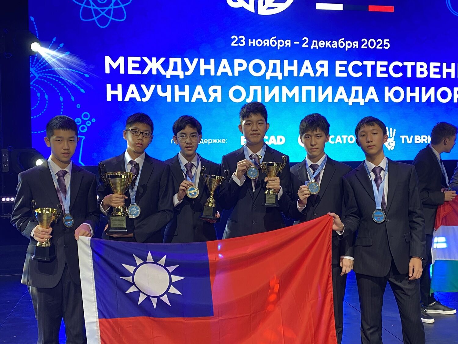 ▲▼國際國中科學奧林匹亞競賽，台灣奪下4金、2銀，總排名第2。由左到右為蕭睿希、康睿騰、林鈺洋、馬宇辰、潘又睿、姜翔。（圖／教育部提供）