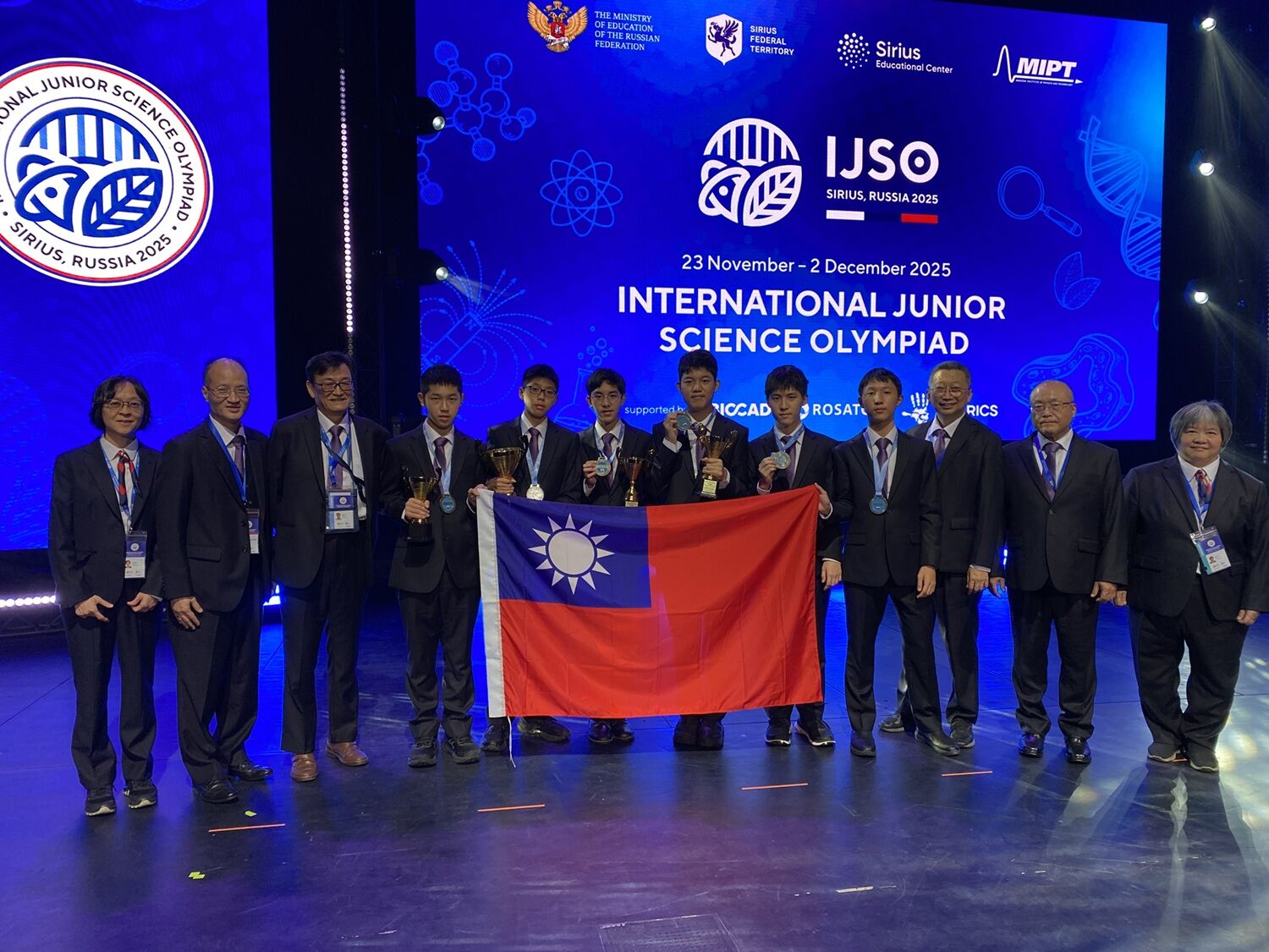 ▲▼國際國中科學奧林匹亞競賽，台灣奪下4金、2銀，總排名第2。由左到右為蕭睿希、康睿騰、林鈺洋、馬宇辰、潘又睿、姜翔。（圖／教育部提供）