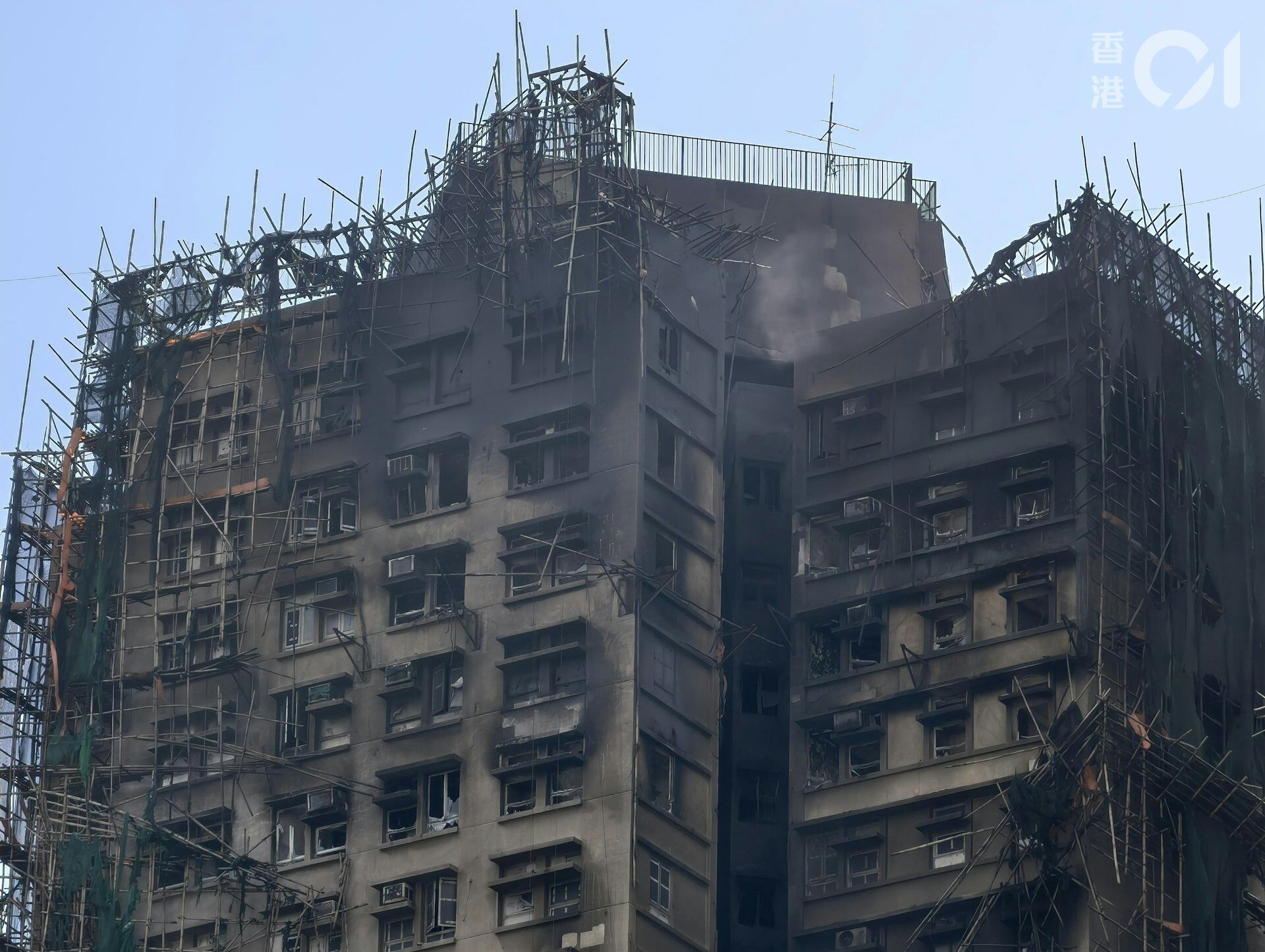▲宏福苑大火燒出宏業公司承包大樓維修工程的弊病。（圖／香港01）