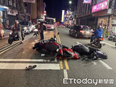新竹市區連環車禍！汽車撞4機車「28歲女被壓車底」　3人送醫