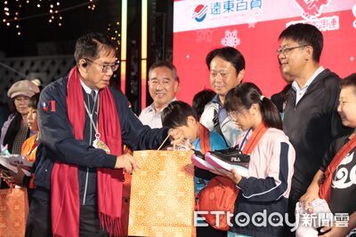 台南大遠百聖誕公益點燈亮起15米星光樹　黃偉哲：感謝企業溫暖偏鄉學童