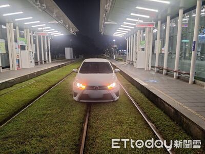快訊／高雄轎車「開進輕軌車站」卡軌道　8班次列車延誤
