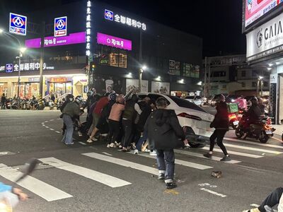 新竹嚴重車禍28歲女遭壓車底！眾人「合力抬車」救援畫面曝光