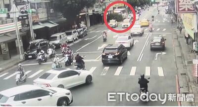 新店公車撞斷路樹!巨大聲響嚇壞等車民眾 驚險瞬間曝光