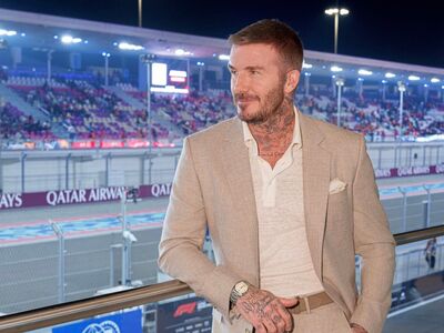 貝克漢戴的11萬沙丘色帝舵表大賣　帥氣現身F1賽場