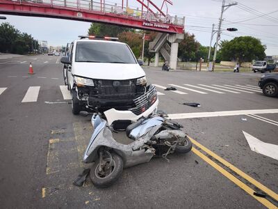 阿公鬼切2車道慘被KO!救護車保險桿噴出 移動神主牌畫面曝