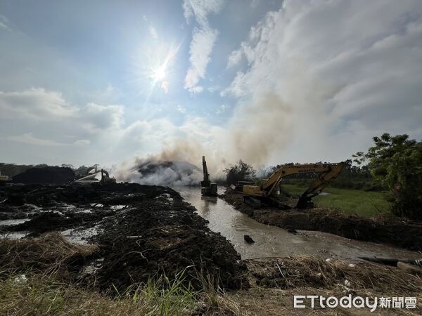 ▲烏樹林暫置場火勢仍悶燒，消防隊持續以多條水線灌注滅火。（記者林東良翻攝）