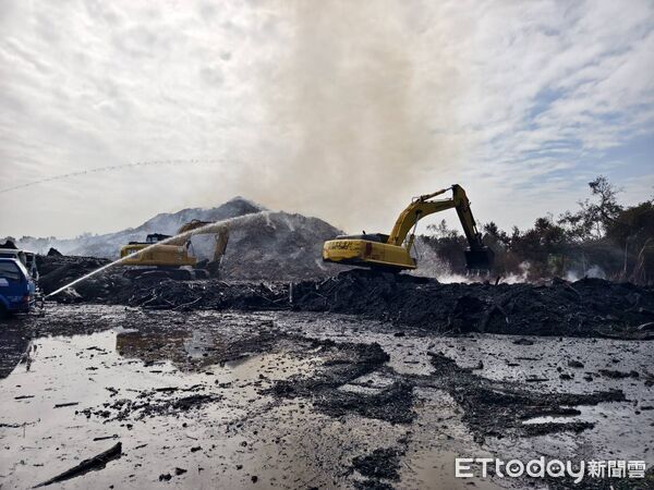 ▲烏樹林暫置場火勢仍悶燒，消防隊持續以多條水線灌注滅火。（記者林東良翻攝）