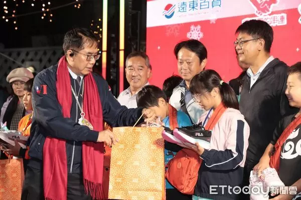 ▲台南大遠百點亮15米高「星光燦爛聖誕樹」，黃偉哲市長與各界貴賓共同啟動公益點燈，現場氣氛溫馨熱鬧。（記者林東良翻攝，下同）