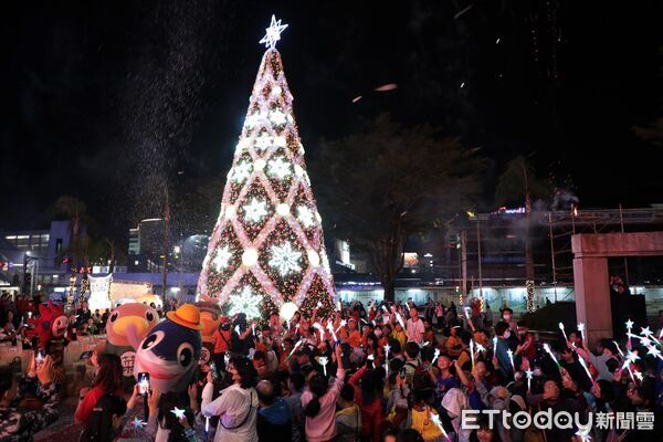 ▲台南大遠百點亮15米高「星光燦爛聖誕樹」，黃偉哲市長與各界貴賓共同啟動公益點燈，現場氣氛溫馨熱鬧。（記者林東良翻攝，下同）