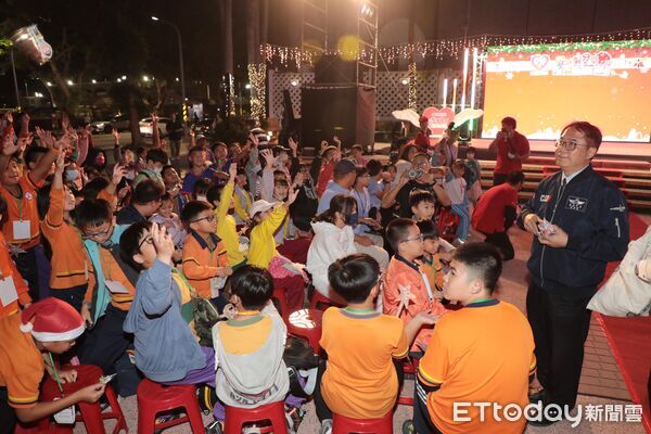 ▲台南大遠百點亮15米高「星光燦爛聖誕樹」，黃偉哲市長與各界貴賓共同啟動公益點燈，現場氣氛溫馨熱鬧。（記者林東良翻攝，下同）