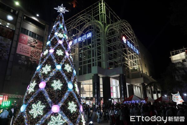 ▲台南大遠百點亮15米高「星光燦爛聖誕樹」，黃偉哲市長與各界貴賓共同啟動公益點燈，現場氣氛溫馨熱鬧。（記者林東良翻攝，下同）