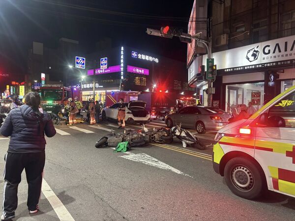 ▲▼新竹車禍發生後，28歲女乘客被壓在車底，眾人合力抬車救人。（圖／翻攝臉書／黃文政）