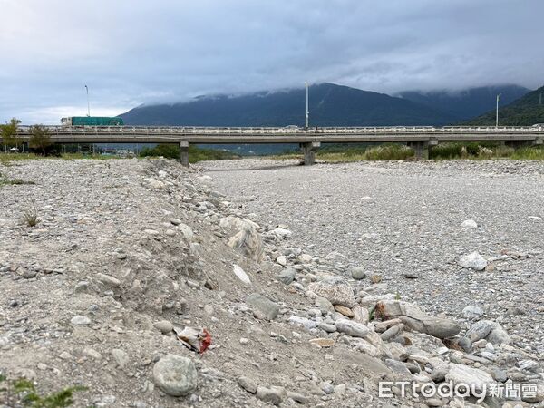 ▲▼河道內大量砂石堆積，幾乎掩蓋原本水流動線，且距離河濱運動步道僅數公尺，潛藏極大風險。（圖／花蓮市公司所提供，下同）