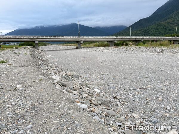 ▲▼河道內大量砂石堆積，幾乎掩蓋原本水流動線，且距離河濱運動步道僅數公尺，潛藏極大風險。（圖／花蓮市公司所提供，下同）