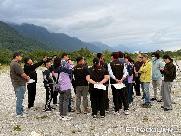 ▲▼河道內大量砂石堆積，幾乎掩蓋原本水流動線，且距離河濱運動步道僅數公尺，潛藏極大風險。（圖／花蓮市公司所提供，下同）