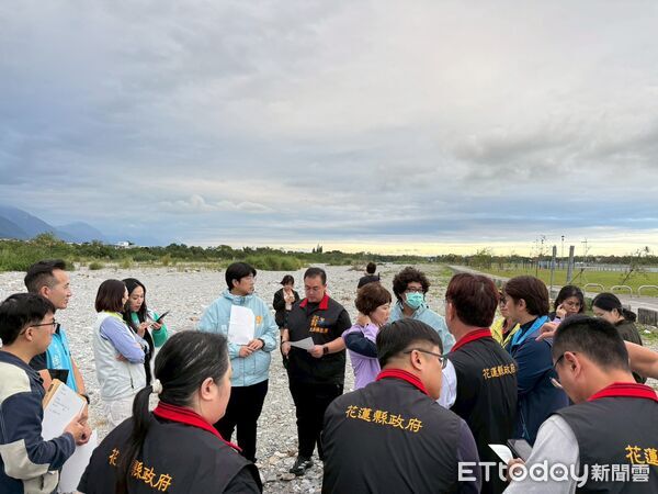 ▲▼河道內大量砂石堆積，幾乎掩蓋原本水流動線，且距離河濱運動步道僅數公尺，潛藏極大風險。（圖／花蓮市公司所提供，下同）