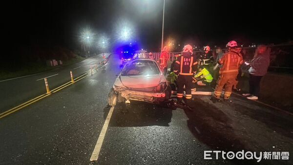 ▲夜遊釀成悲劇！22歲男台2線過彎失控自撞護欄亡。（圖／記者郭世賢翻攝）