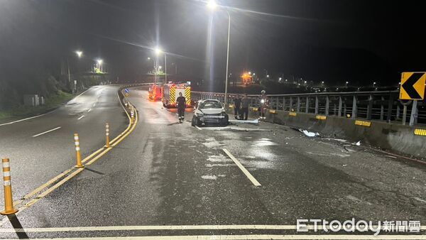 ▲夜遊釀成悲劇！22歲男台2線過彎失控自撞護欄亡。（圖／記者郭世賢翻攝）