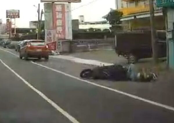 ▲彰化市金馬路發生騎士摔車意外。（圖／民眾提供）