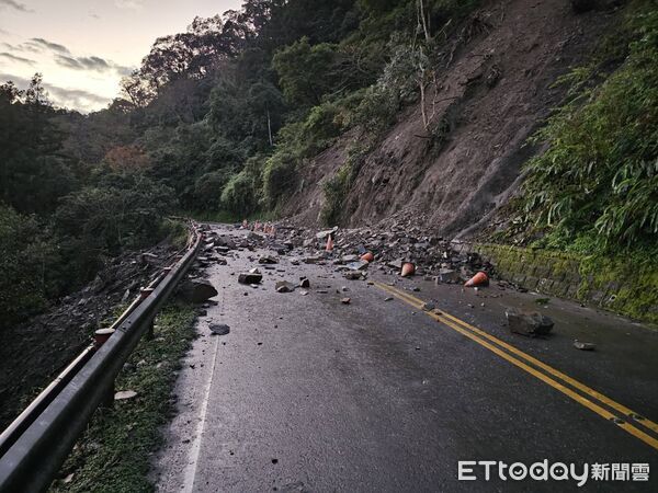 ▲太平山國家森林遊樂區內道路宜專1線8.5公里處邊坡落石。（圖／太平山莊提供，下同）