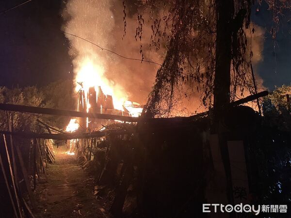 ▲▼東勢果園鐵皮工寮夜空烈火沖天，驚險畫面曝             。（圖／民眾提供，下同）