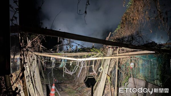 ▲▼東勢果園鐵皮工寮夜空烈火沖天，驚險畫面曝             。（圖／民眾提供，下同）