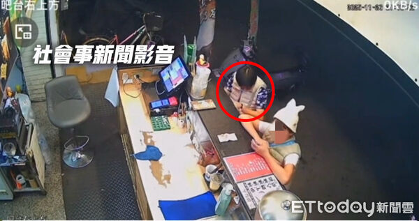 ▲▼ 高雄「雙女賊」再現！飲料店愛心箱遭竊　一搭一唱抱走善款。（圖／翻攝社會事新聞影音）