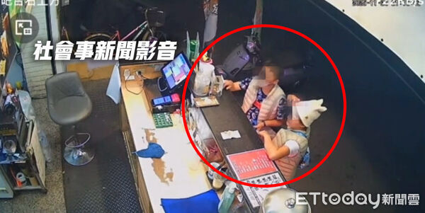 ▲▼ 高雄「雙女賊」再現！飲料店愛心箱遭竊　一搭一唱抱走善款。（圖／翻攝社會事新聞影音）