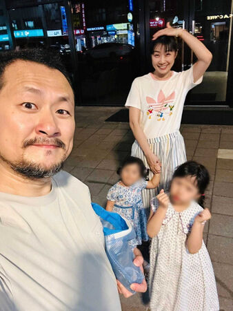 九把刀對老婆周亭羽及兩個女兒都非常疼愛。（圖／翻攝自九把刀臉書）