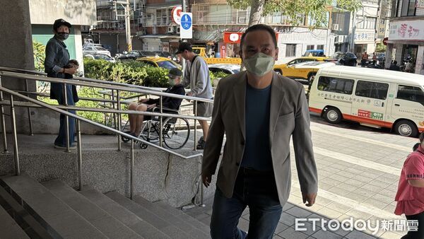 ▲涉農會選舉送洋酒拉票！　陳思宗、議員子陳重文今現身士院出庭。（圖／記者黃宥寧攝）