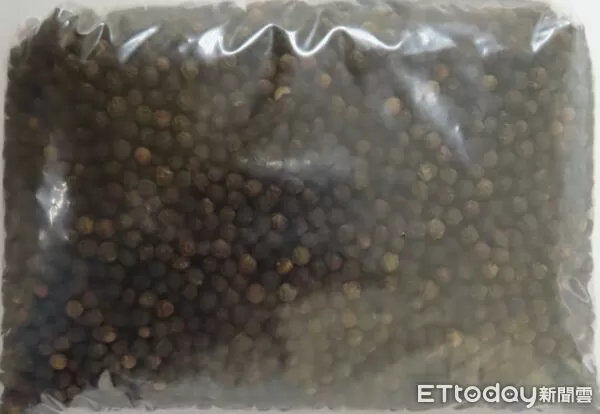 「小磨坊國際貿易股份有限公司」報驗的越南黑胡椒粒，檢出殘留農藥三賽唑0.09ppm。（圖／食藥署提供）