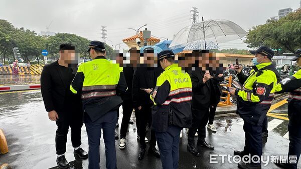 ▲▼海山分局在板橋殯儀館盤查弔唁的黑衣人，逮捕1名通緝犯及2少年             。（圖／記者陳以昇翻攝）