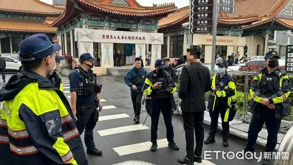 ▲▼海山分局在板橋殯儀館盤查弔唁的黑衣人，逮捕1名通緝犯及2少年             。（圖／記者陳以昇翻攝）