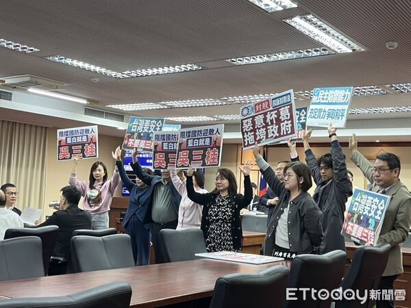 ▲民進黨團2日在程序委員會上舉牌抗議藍白及翁曉玲擋國防預算。（圖／記者蘇靖宸攝）