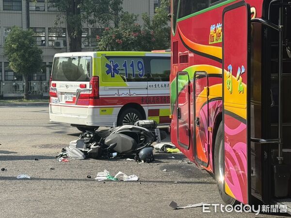 ▲▼鄭姓男子騎乘機車行經國泰路二段與議會路口時，疑似因闖紅燈，先擦撞前方機車後，連人帶車滑行，再撞轉彎的遊覽車。（圖／記者吳世龍翻攝）