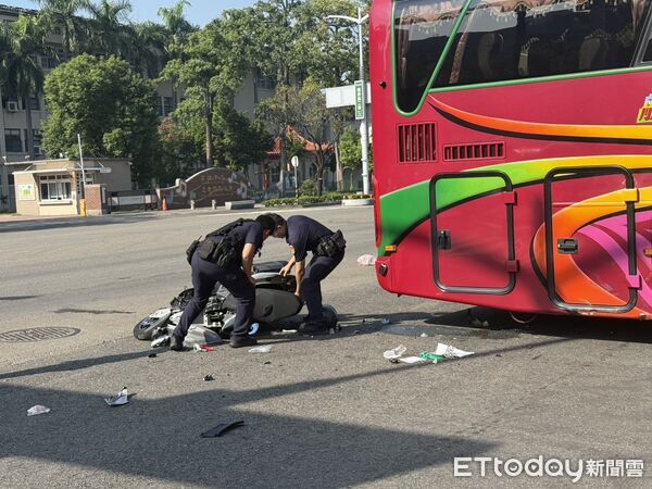 ▲▼鄭姓男子騎乘機車行經國泰路二段與議會路口時，疑似因闖紅燈，先擦撞前方機車後，連人帶車滑行，再撞轉彎的遊覽車。（圖／記者吳世龍翻攝）