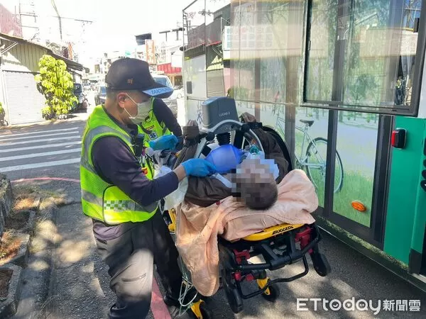 ▲▼台中男子公車上一度命危，竟是司機急剎跌倒。（圖／民眾提供）