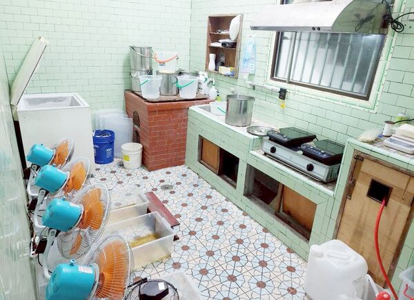 ▲桃園地檢署今年5月指揮新北地檢署在新屋區民宅查獲利用含有第二級毒品依托咪酯前驅物成分「黑水」，加工製造依托咪酯毒品之製毒工廠，圖為查獲現場證物。（資料照／桃園地檢署提供）