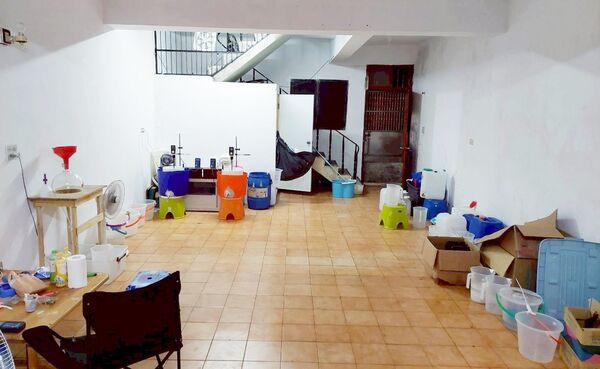 ▲桃園地檢署今年5月指揮新北地檢署在新屋區民宅查獲利用含有第二級毒品依托咪酯前驅物成分「黑水」之製毒工廠，圖為查獲現場。（資料照／桃園地檢署提供）