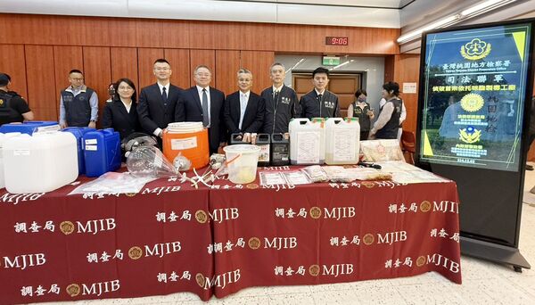 ▲法務部調查局今天舉行「114年第13波安居緝毒專案暨重大毒品案件發布記者會」，桃檢檢察長戴文亮(中)率承辦檢察官李伊真(左二)與緝毒團隊合影。（圖／桃園地檢署提供）