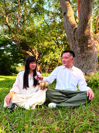 ▲▼ 頌缽大師田定豐與療癒女王朱衍舞聯手推出的新書。（圖／唱戲世界娛樂提供）