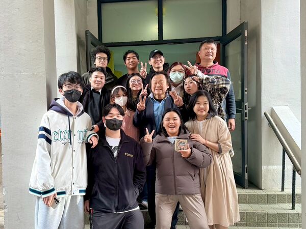 ▲王世堅(右)與台北海大機車教授林威克。（圖／台北海大提供）