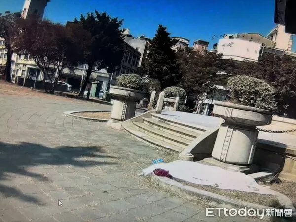 ▲台南湯德章紀念公園清晨傳出男子倒臥不動，警消到場後確認已無生命跡象。（民眾提供）