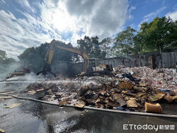 ▲新北三峽開放式回收場突起火，一旁幼兒園擔心遭波及，急忙疏散學童。（圖／記者陸運陞翻攝）