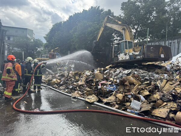 ▲新北三峽開放式回收場突起火，一旁幼兒園擔心遭波及，急忙疏散學童。（圖／記者陸運陞翻攝）